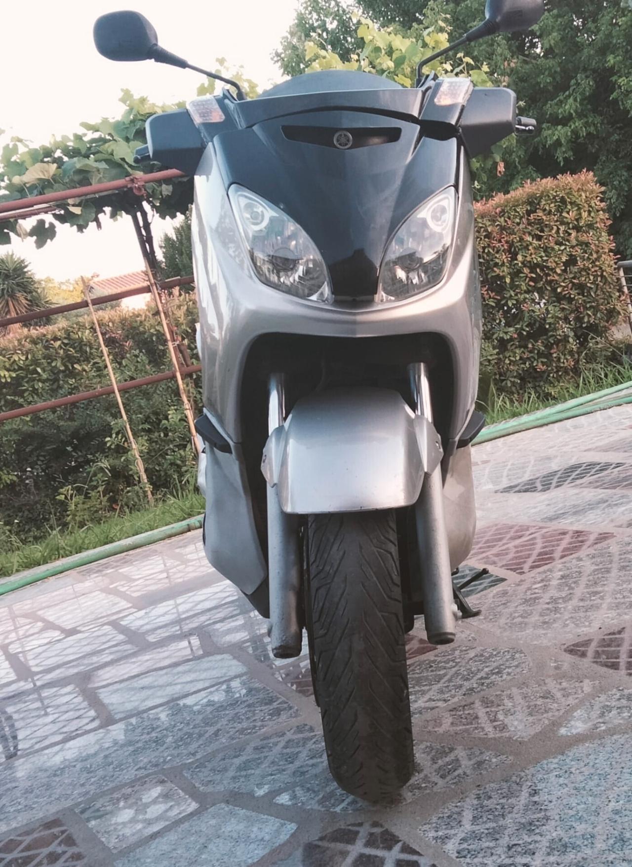 Yamaha X-Max 250