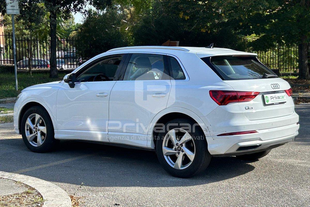 AUDI Q3 35 TFSI Business Advanced