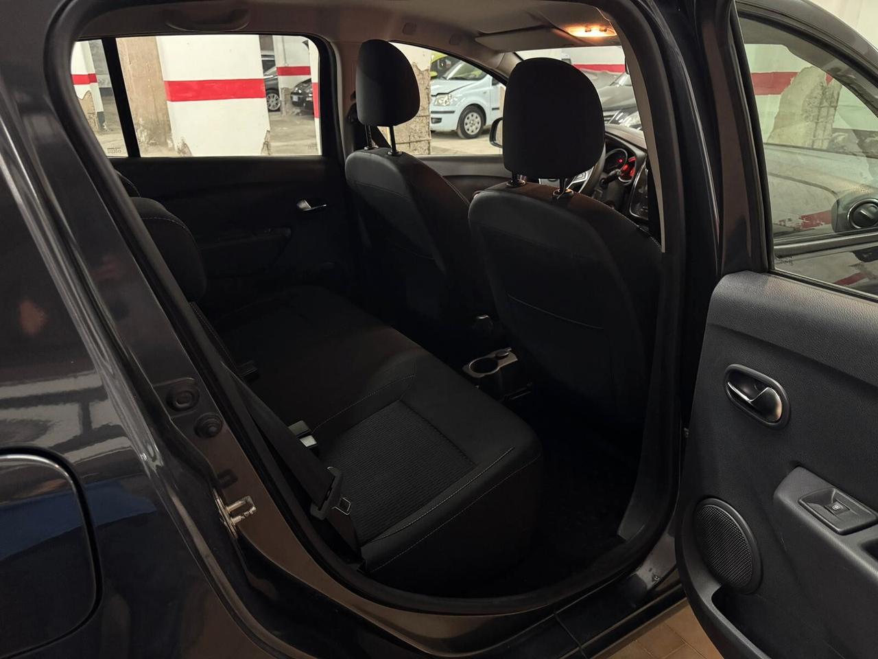 Dacia Sandero 1.0 Laureate NEOPATENTATI – Km Certificati – Garanzia 12 Mesi