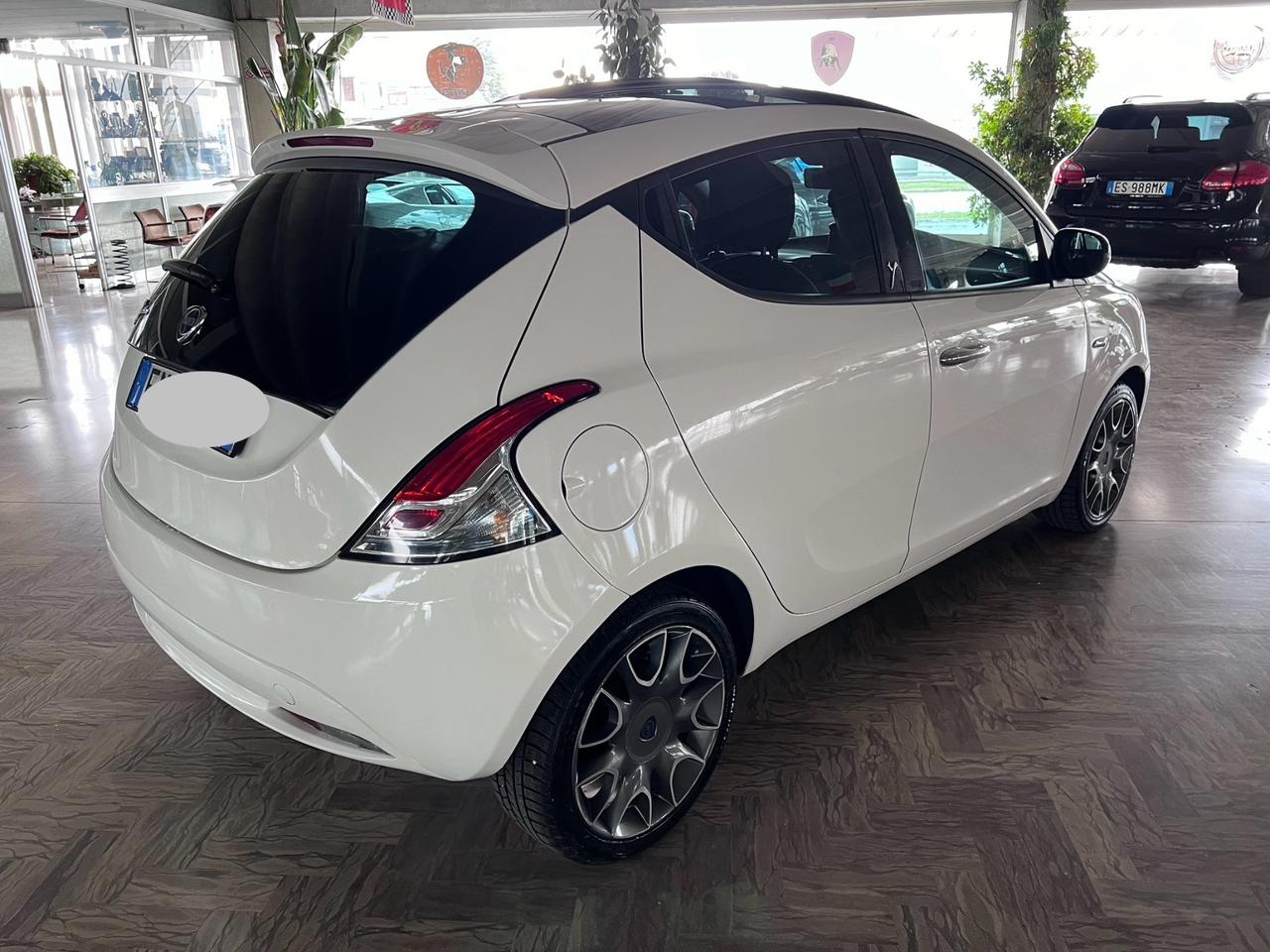 Lancia Ypsilon 1.2 69 CV 5 porte S&S Platinum Plus * Neopatentati