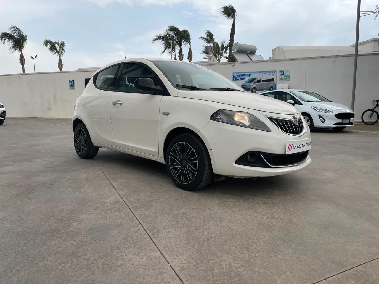 Lancia Ypsilon 1.0 FireFly 5 porte S&S Hybrid Silver