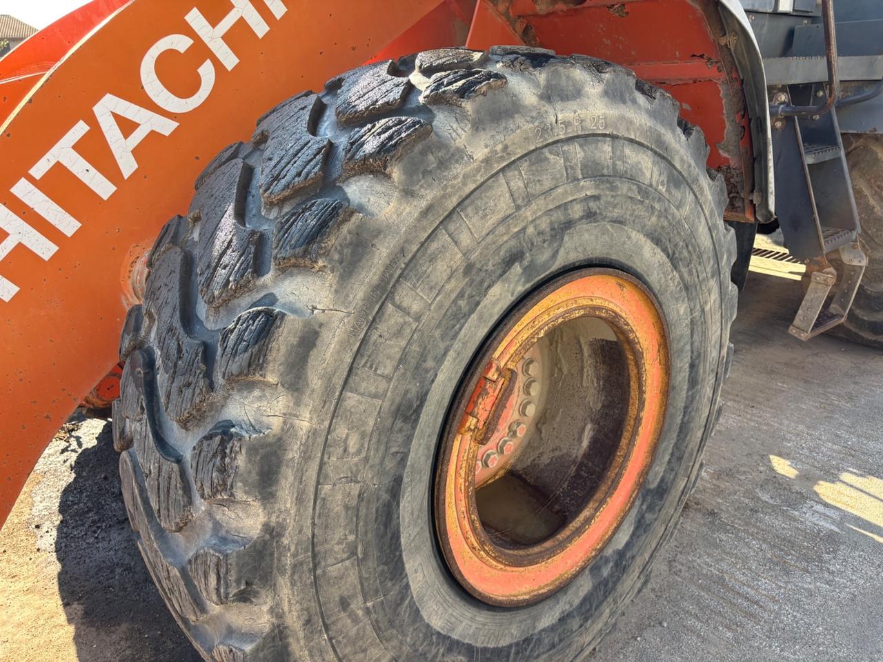 Pala gommata Hitachi ZW220