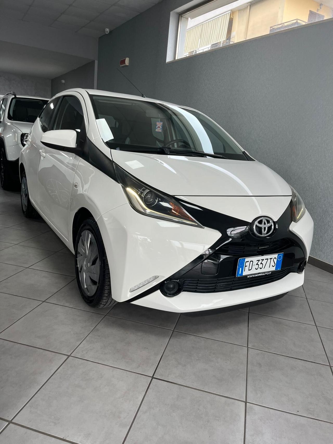 Toyota Aygo 1.0 VVT-i 69 CV 5 porte x-black