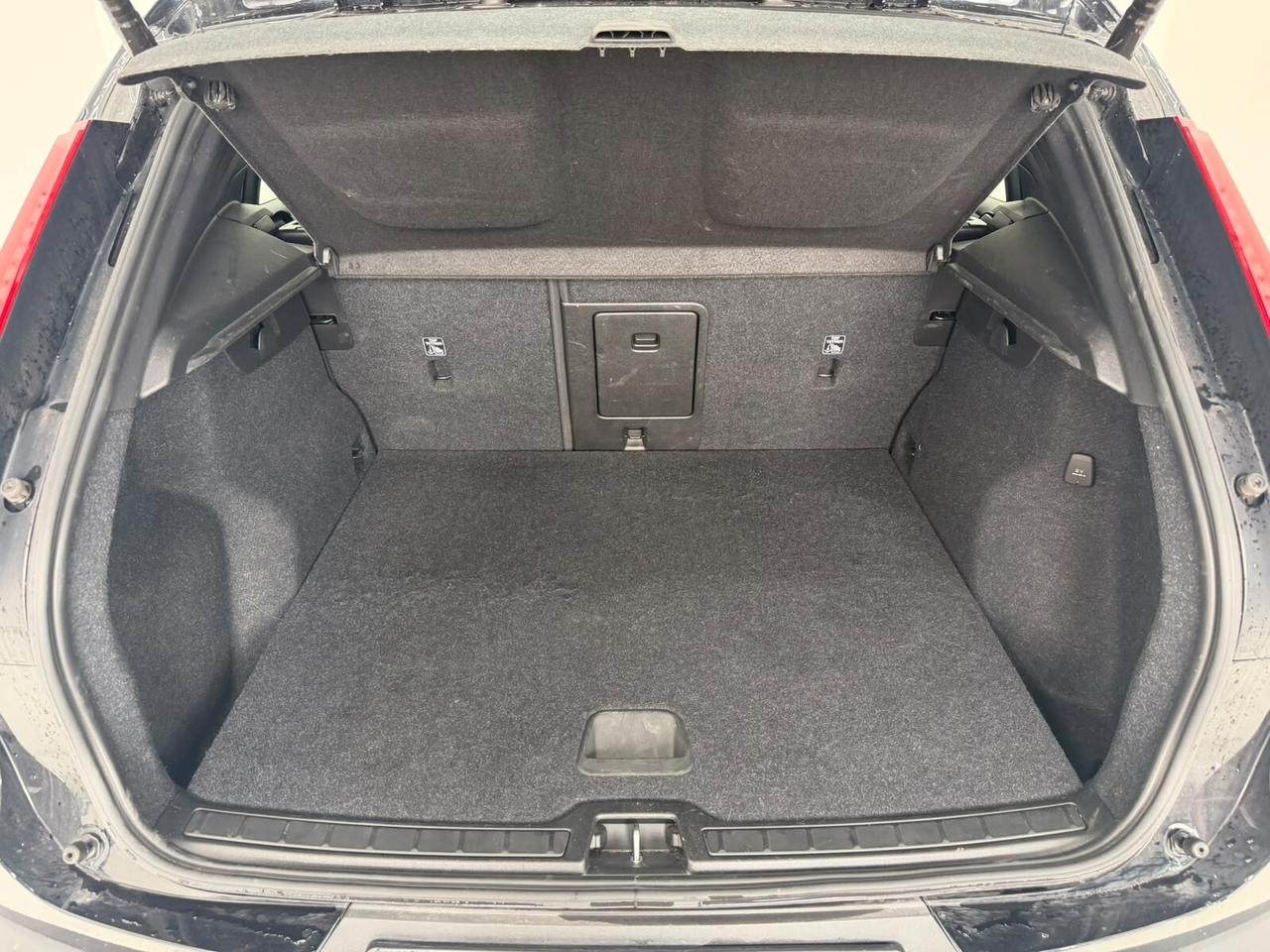 Volvo XC40 T4 Recharge Plug-in Hybrid R-design N1