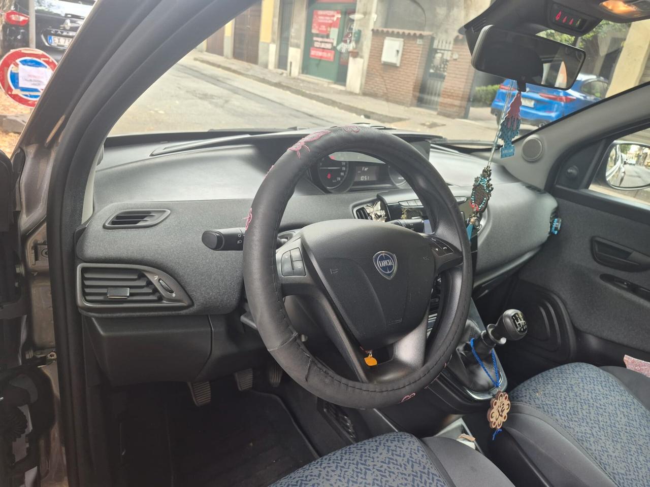 Lancia Ypsilon 1.0 FireFly 5 porte S&S Hybrid Silver
