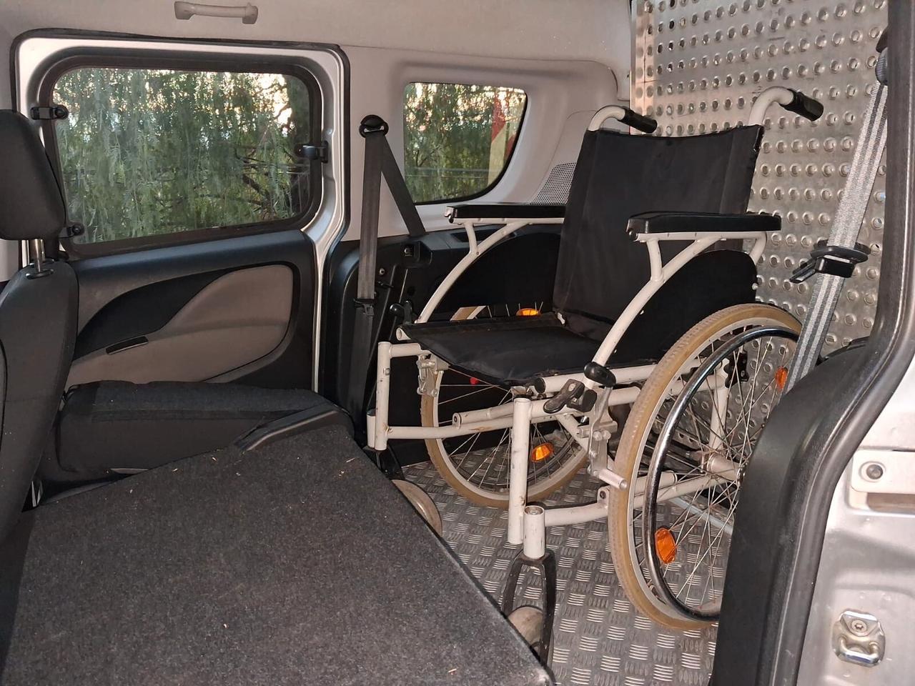 Fiat Doblo Con rampa manuale trasporto disabili in carrozzina