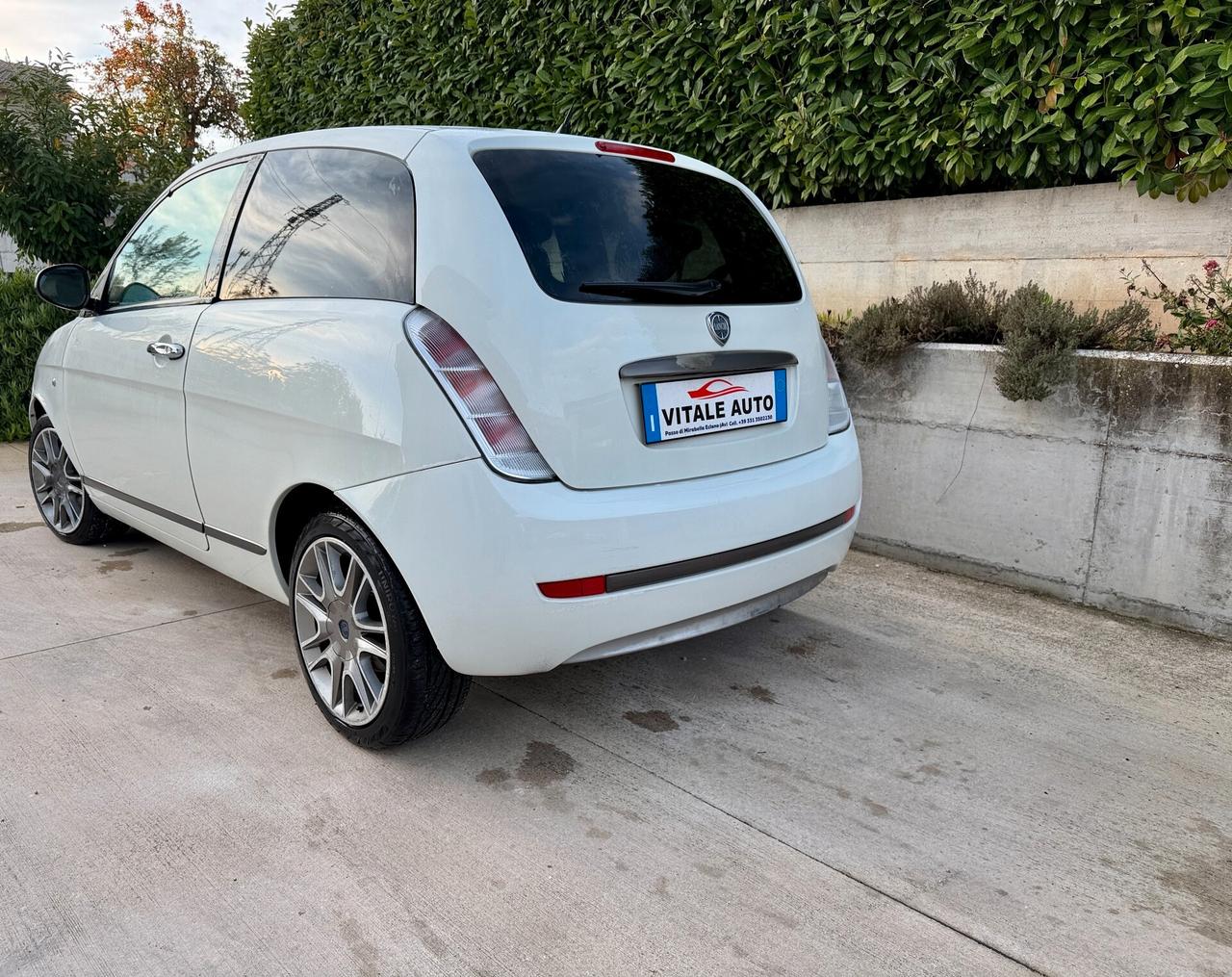 Lancia Ypsilon 1.3 MJT 75 CV MomoDesign