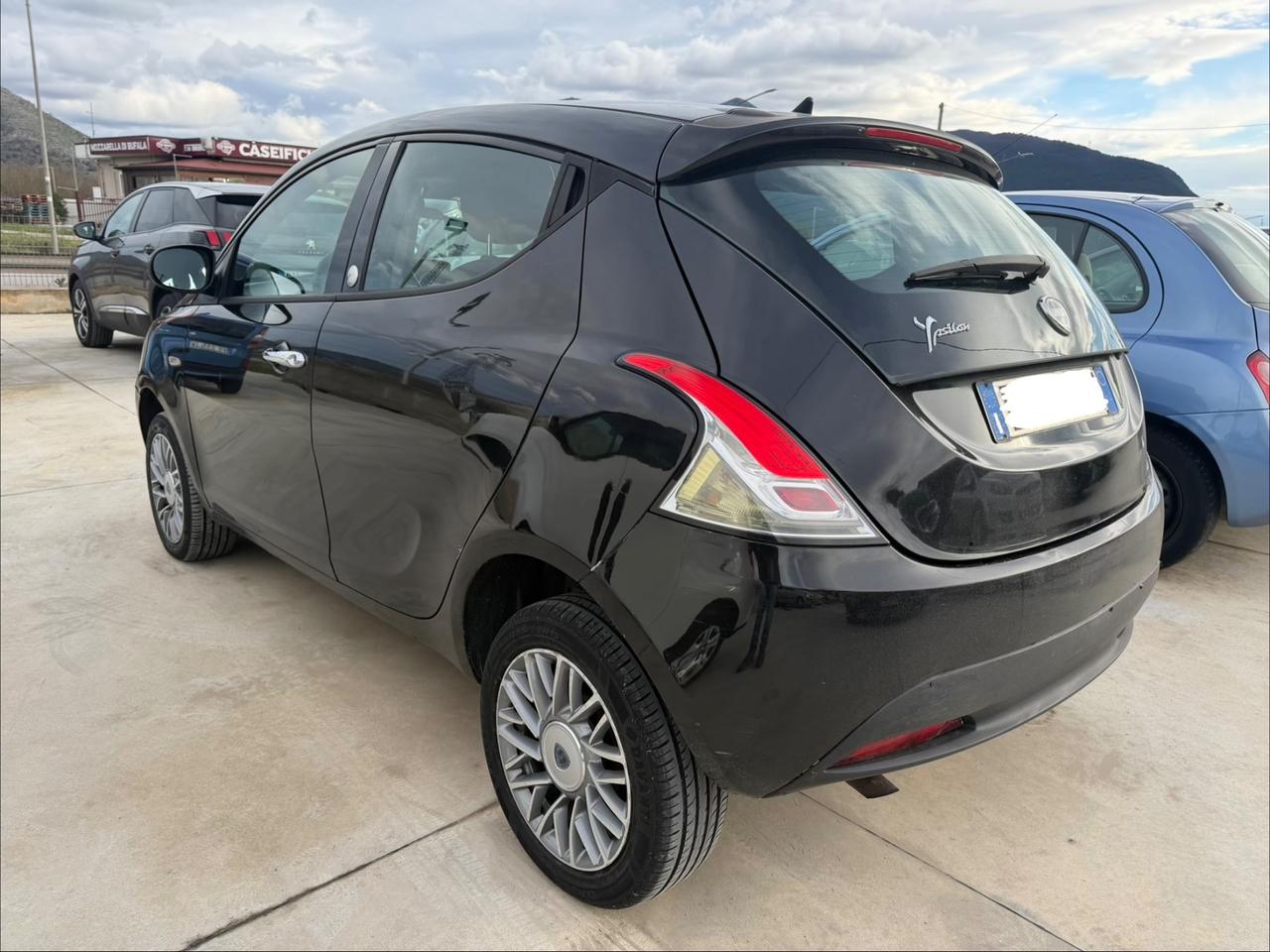 Lancia Ypsilon 0.9 TwinAir 85 CV 5 porte Metano Ecochic Silver