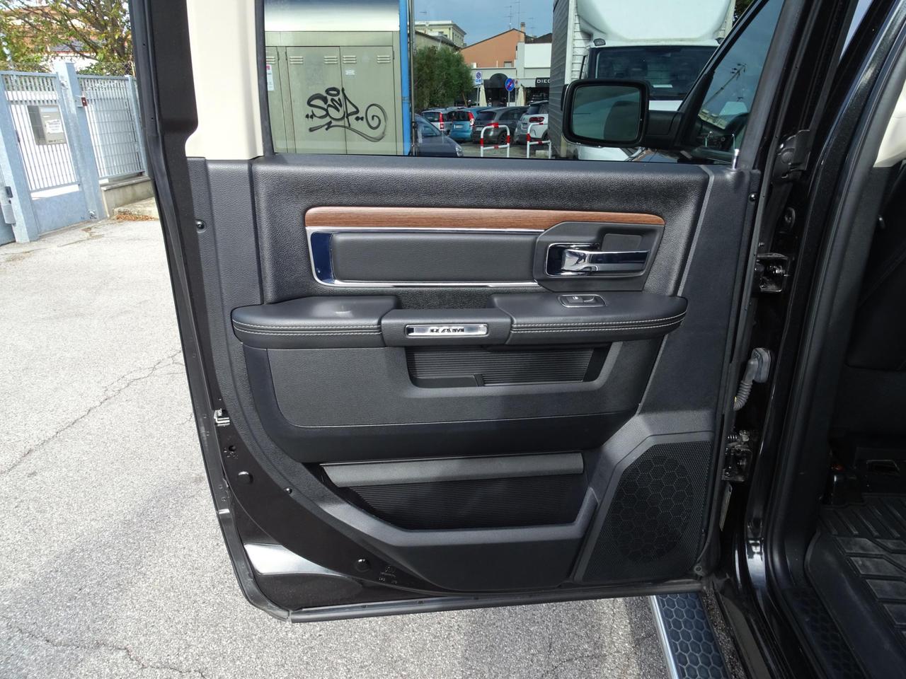 Dodge RAM 1500 AWD 5.7L V8 401CV LARAMIE AUTOCARRO