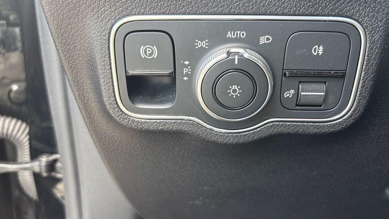 Mercedes-Benz GLB - X247 2019 180 D Premium 8G-DCT