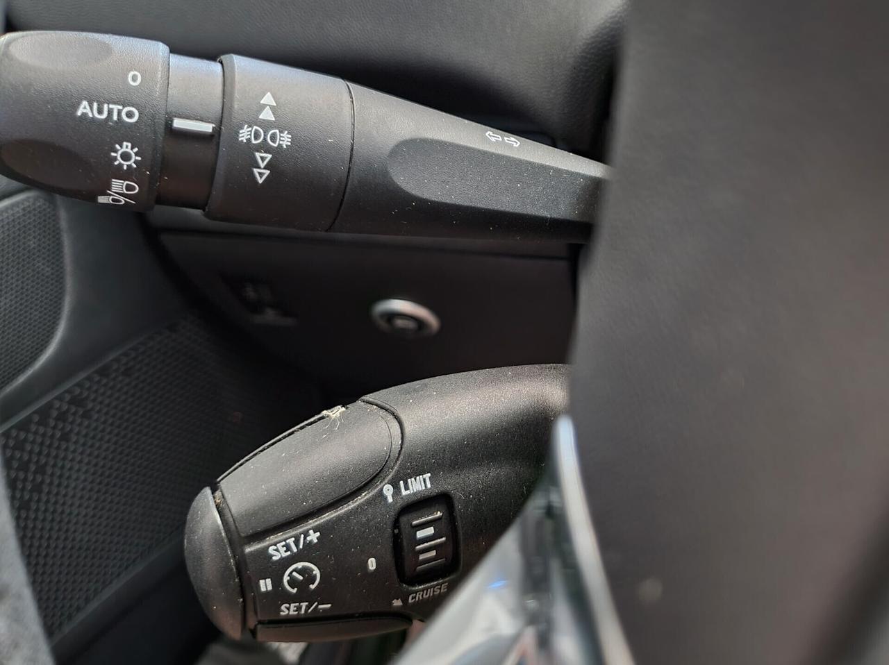 Peugeot 208 1.2 VTi 82 CV Allure 2012