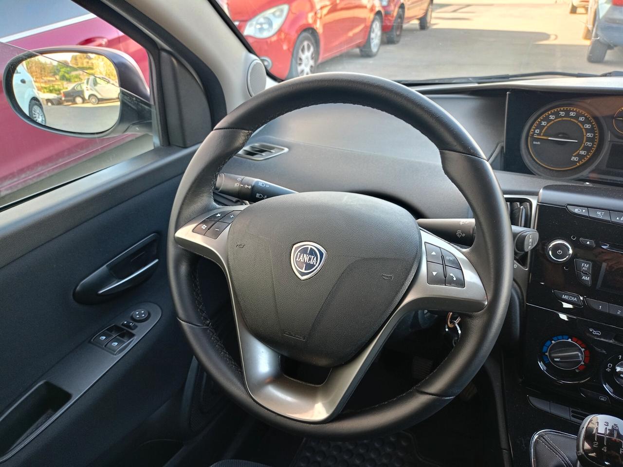 Lancia Ypsilon 1.200 5 porte S Momodesign