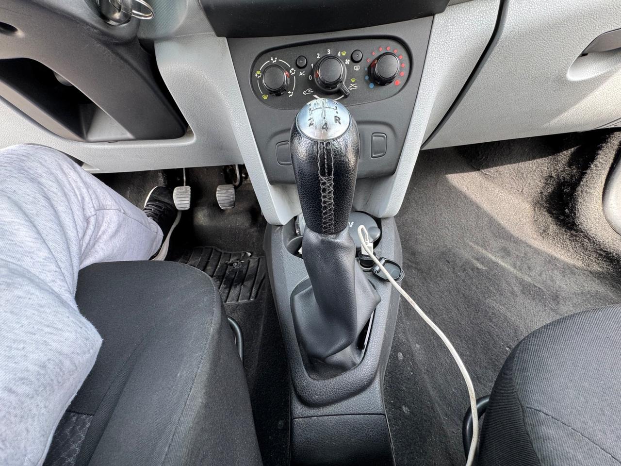 DACIA SANDERO 1.2 BENZINA 75 CV NEO PATENTATI 12 MESI DI GARANZIA