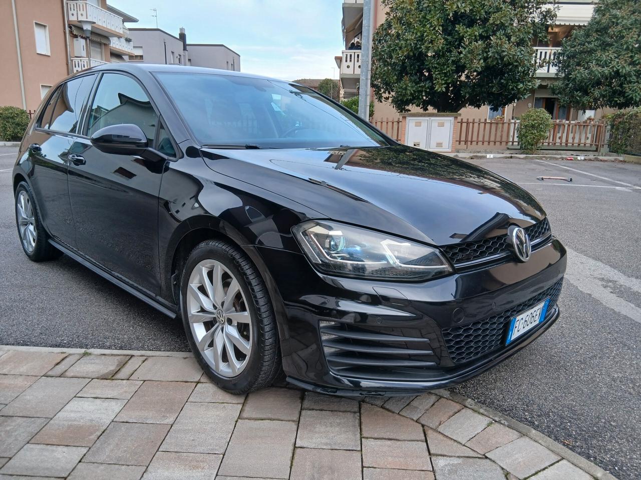 Volkswagen Golf 1.6 TDI 110 CV DSG 5p. Executive con Led tua a € 199 mese