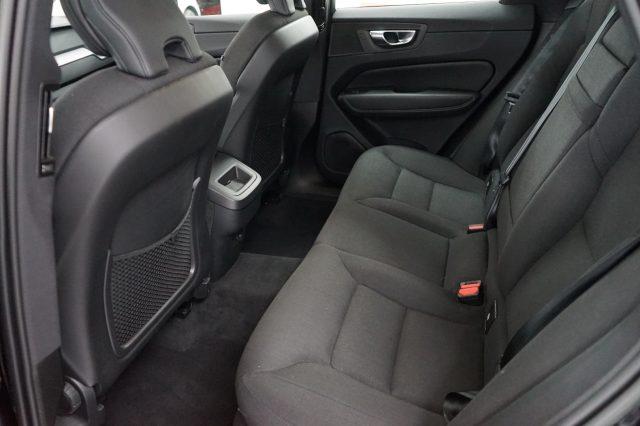 VOLVO XC60 B4 (d) AWD automatico Momentum Sport