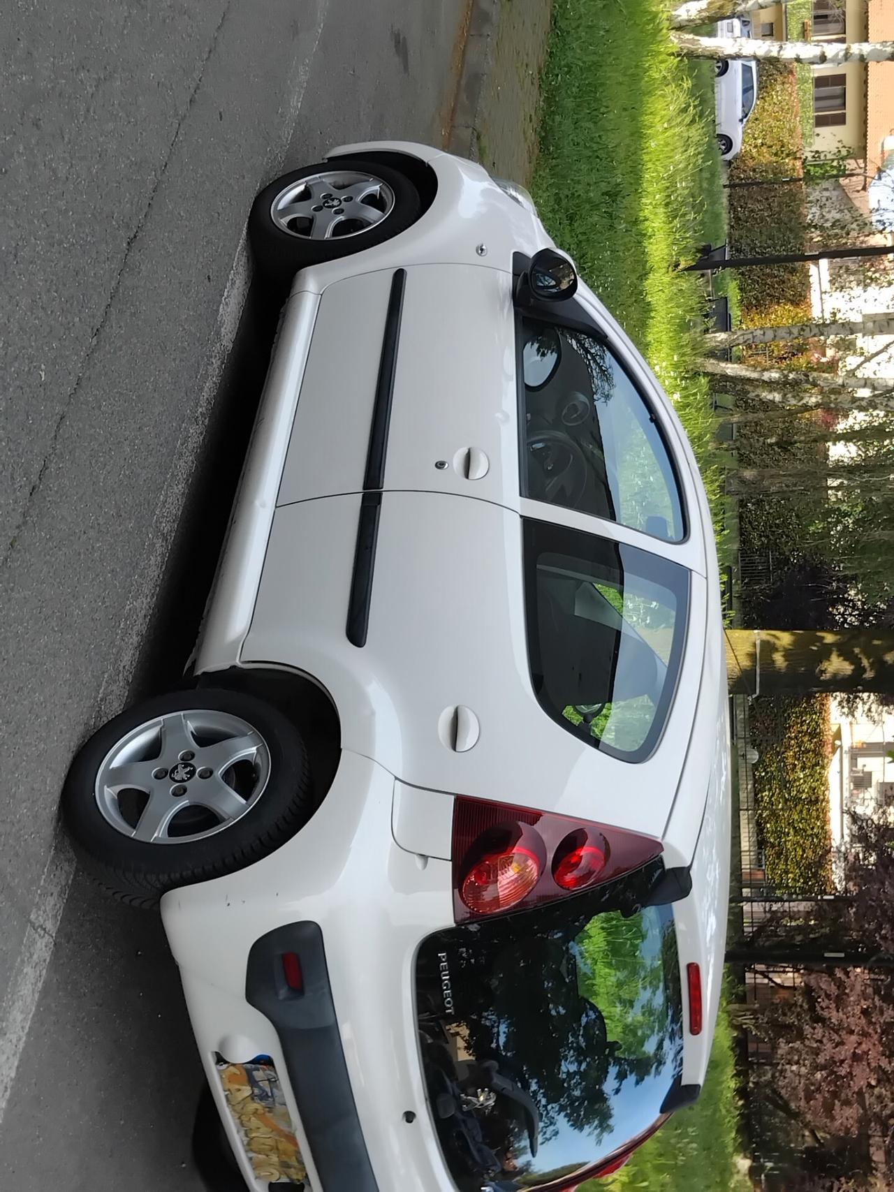 Peugeot 107 1.0 68CV 5p. Active CAMBIO AUTOMATICO X NEO PATENTATI A 2.999 EU