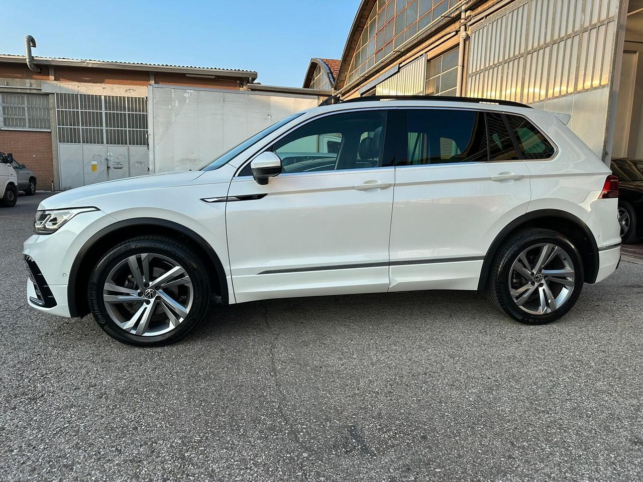 Volkswagen Tiguan 2.0 TDI 150 CV SCR DSG 4MOTION R-Line TETTO PANORAMICO E APRIBILE