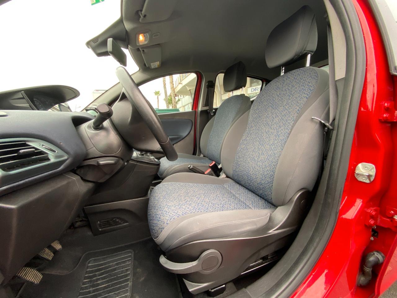 Lancia Ypsilon 1.0 firefly hybrid Silver