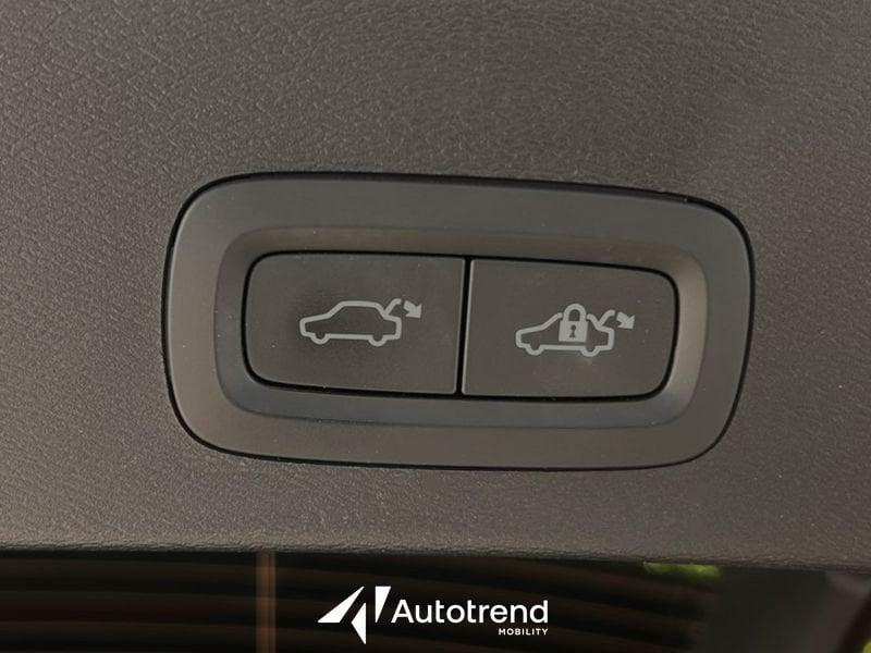 Volvo XC40 B3 163+14 CV Automatico LED Core N1 Autocarro