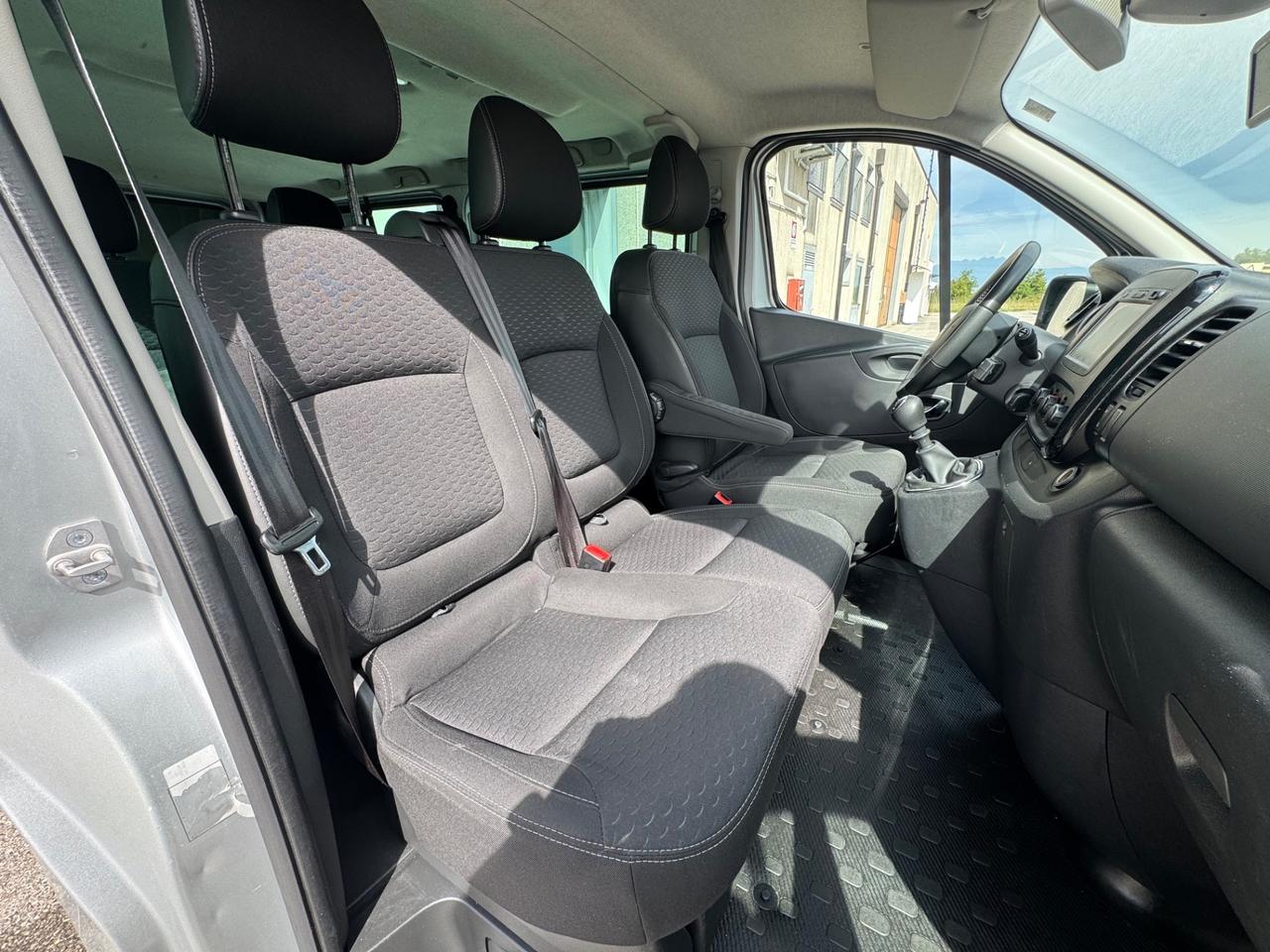 Opel Vivaro 9 posti passo lungo