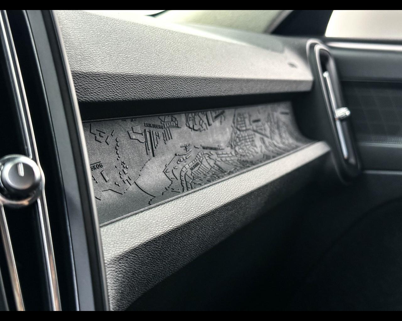 VOLVO XC40 (2017-->) - XC40 T2 Geartronic Momentum