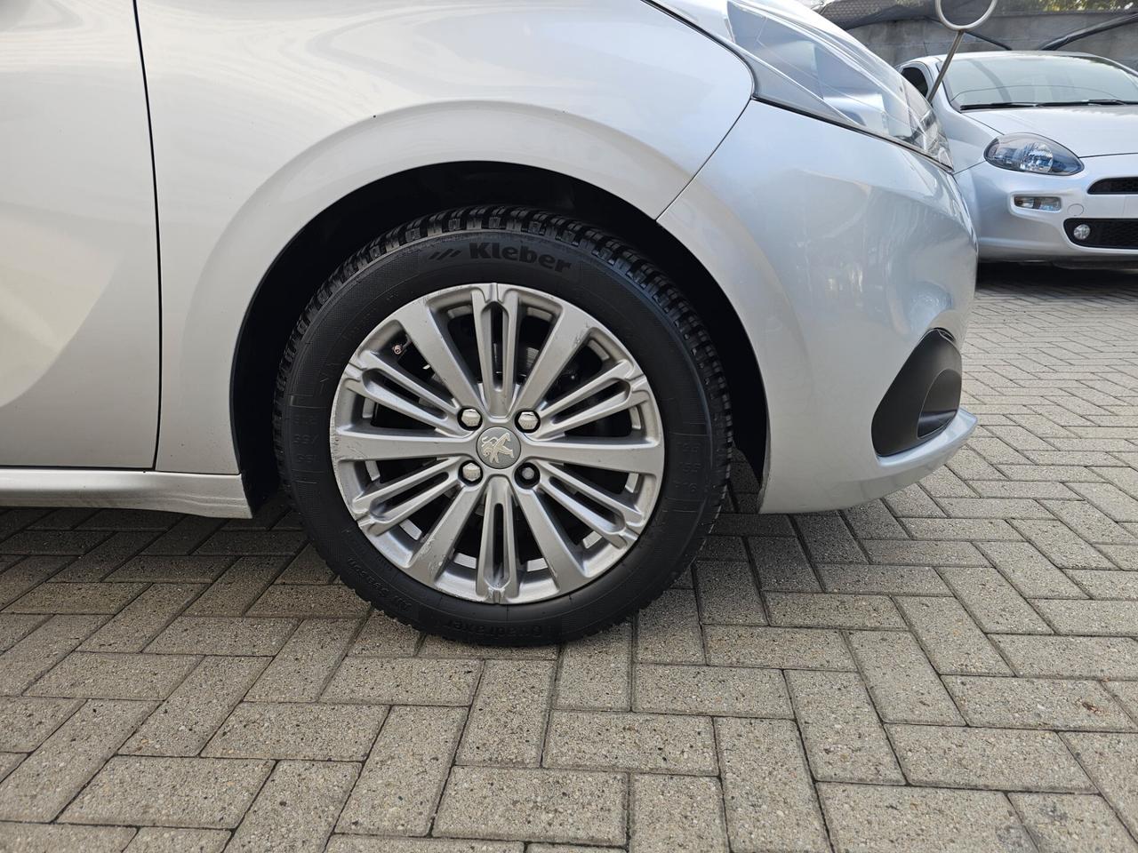 Peugeot 208 PureTech 82 5 porte Active - Pari al nuovo