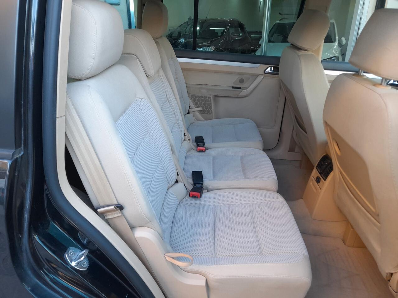 Volkswagen Touran 1.6 FSI Highline