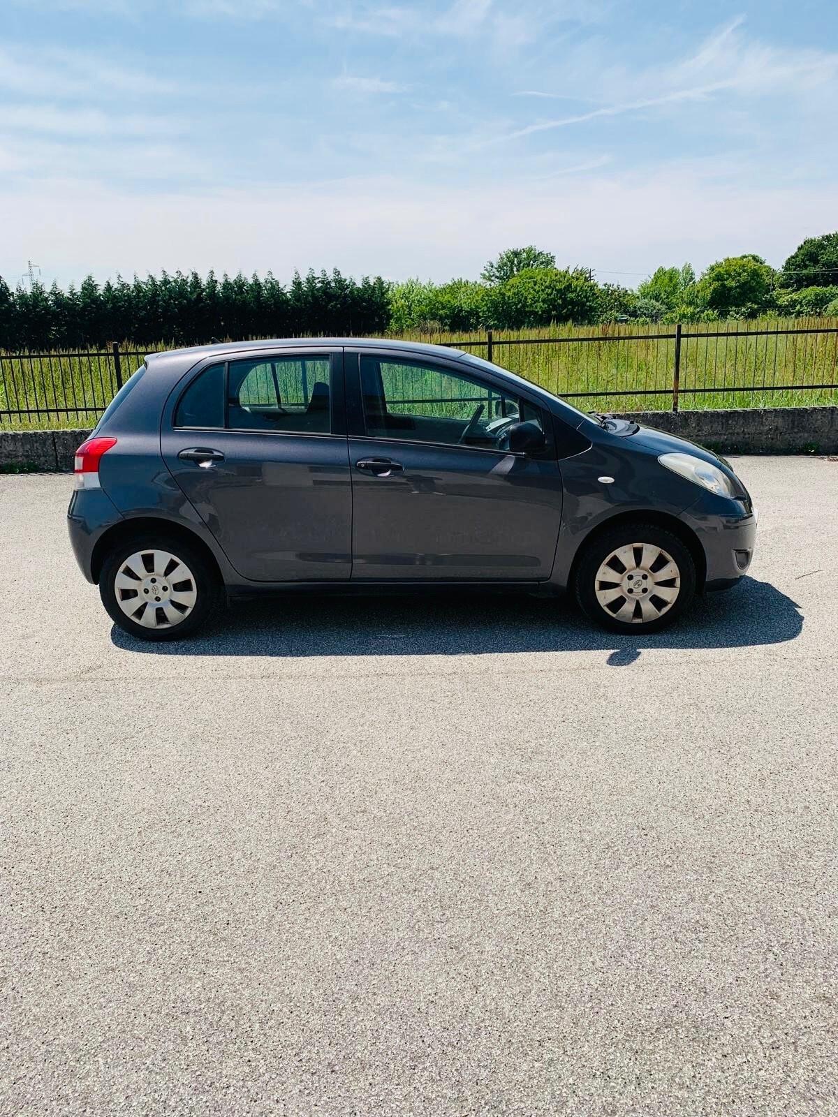 Toyota Yaris 1.0 benzina 2011 130.000km neo patentati