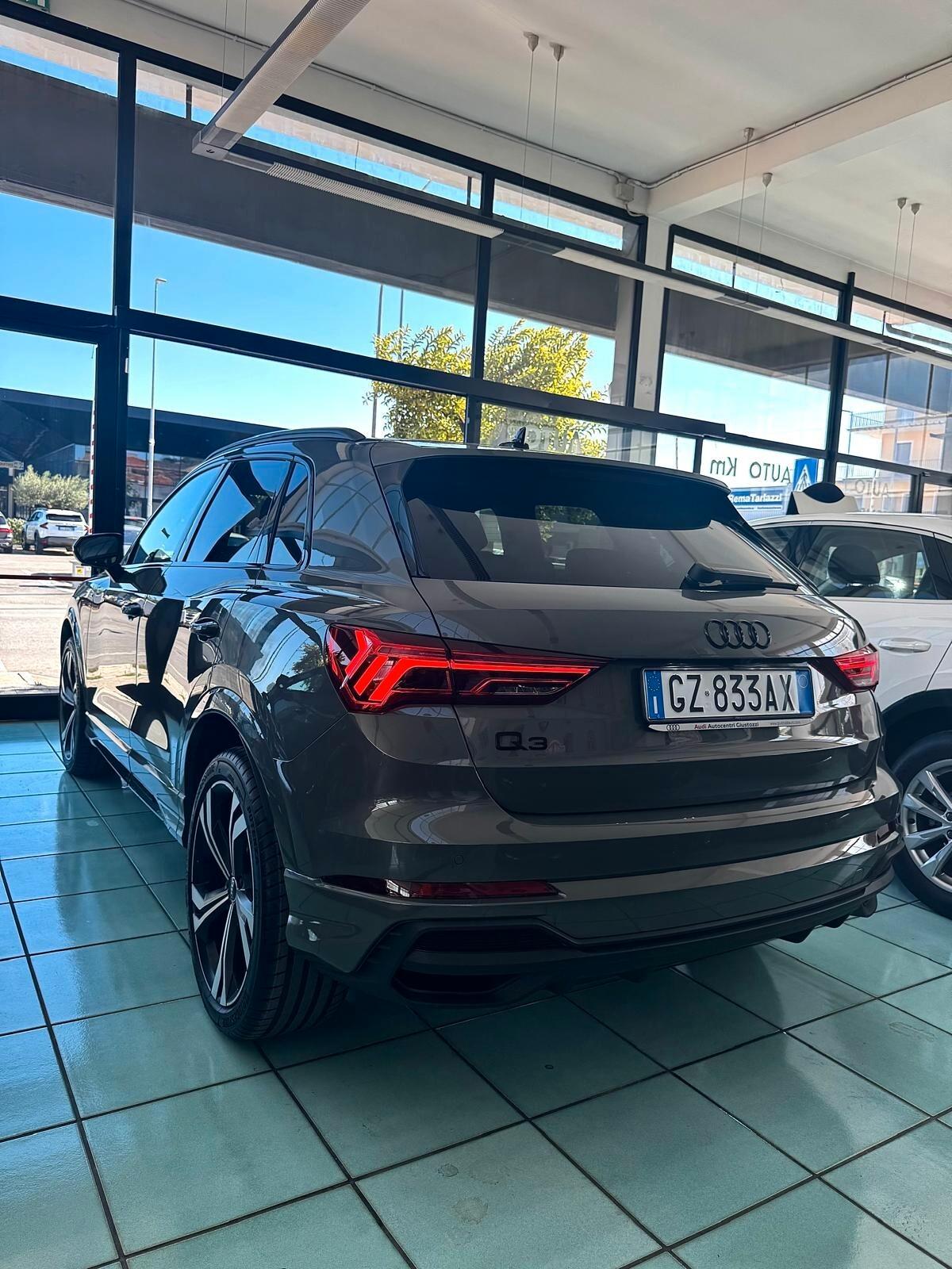 Audi Q3 35 TDI S tronic Identity Black
