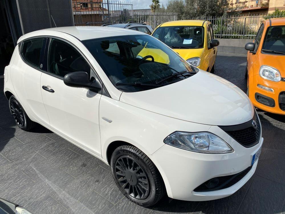 Lancia Ypsilon 1.0 FireFly 5 porte S&S Hybrid Ecochic Silver