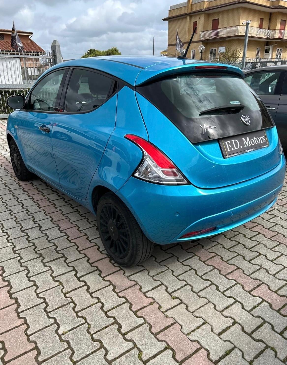 Lancia Ypsilon 1.0 FireFly 5 porte S&S Hybrid Ecochic Silver