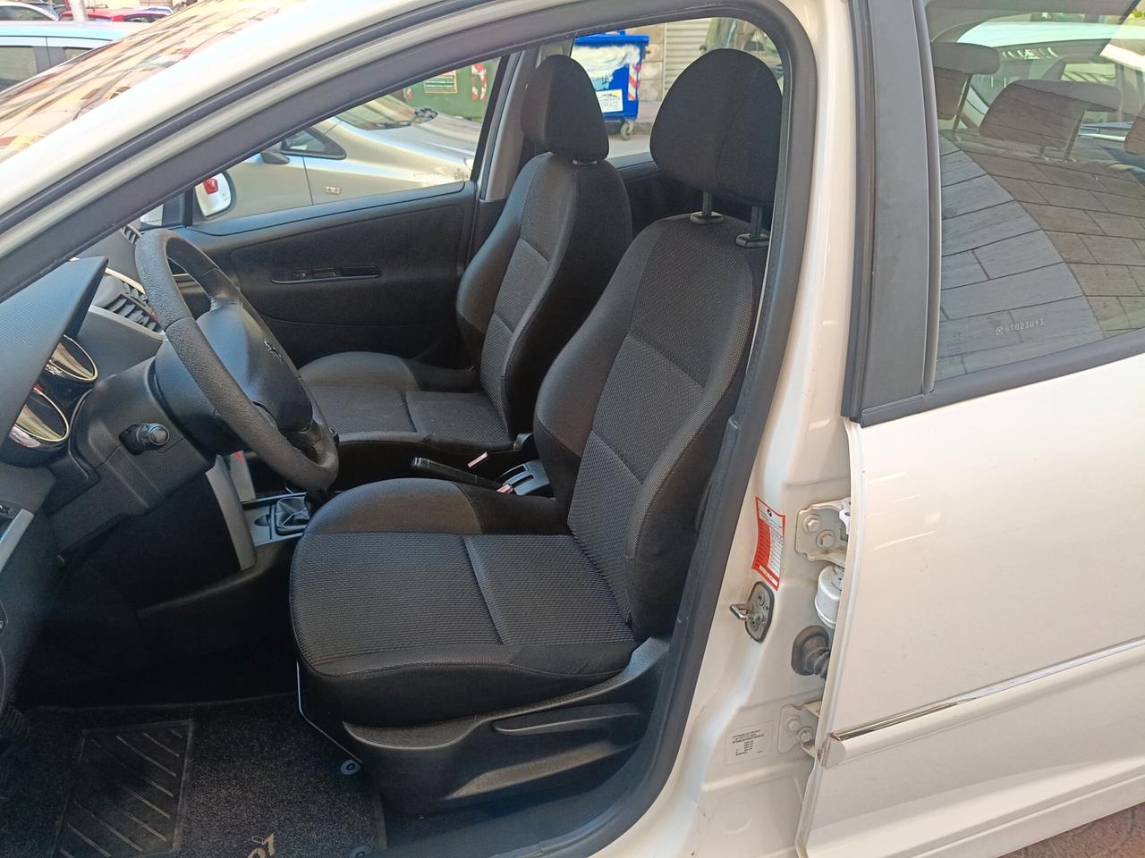 PEUGEOT 207 1.4 DIESEL 70CV-NEOPATENTATI-Euro 4790