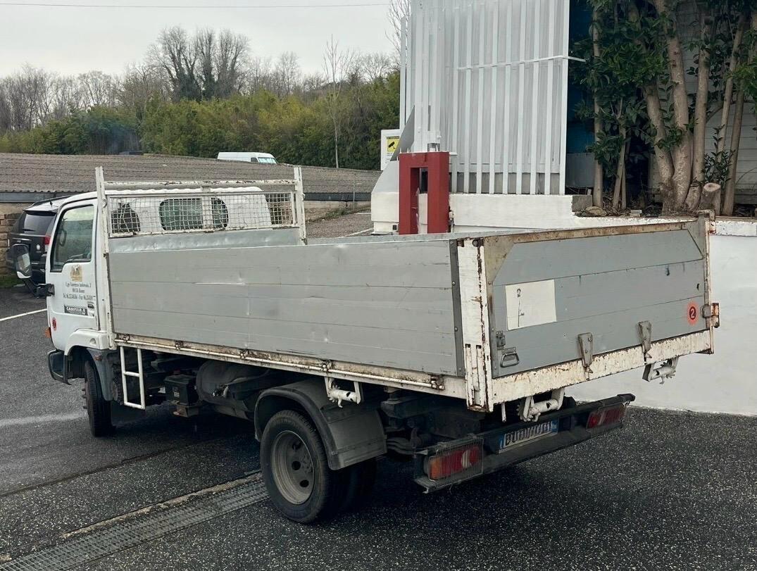Nissan Cabstar E 110.35 3.0 Tdi con cassone ribaltabile trilaterale