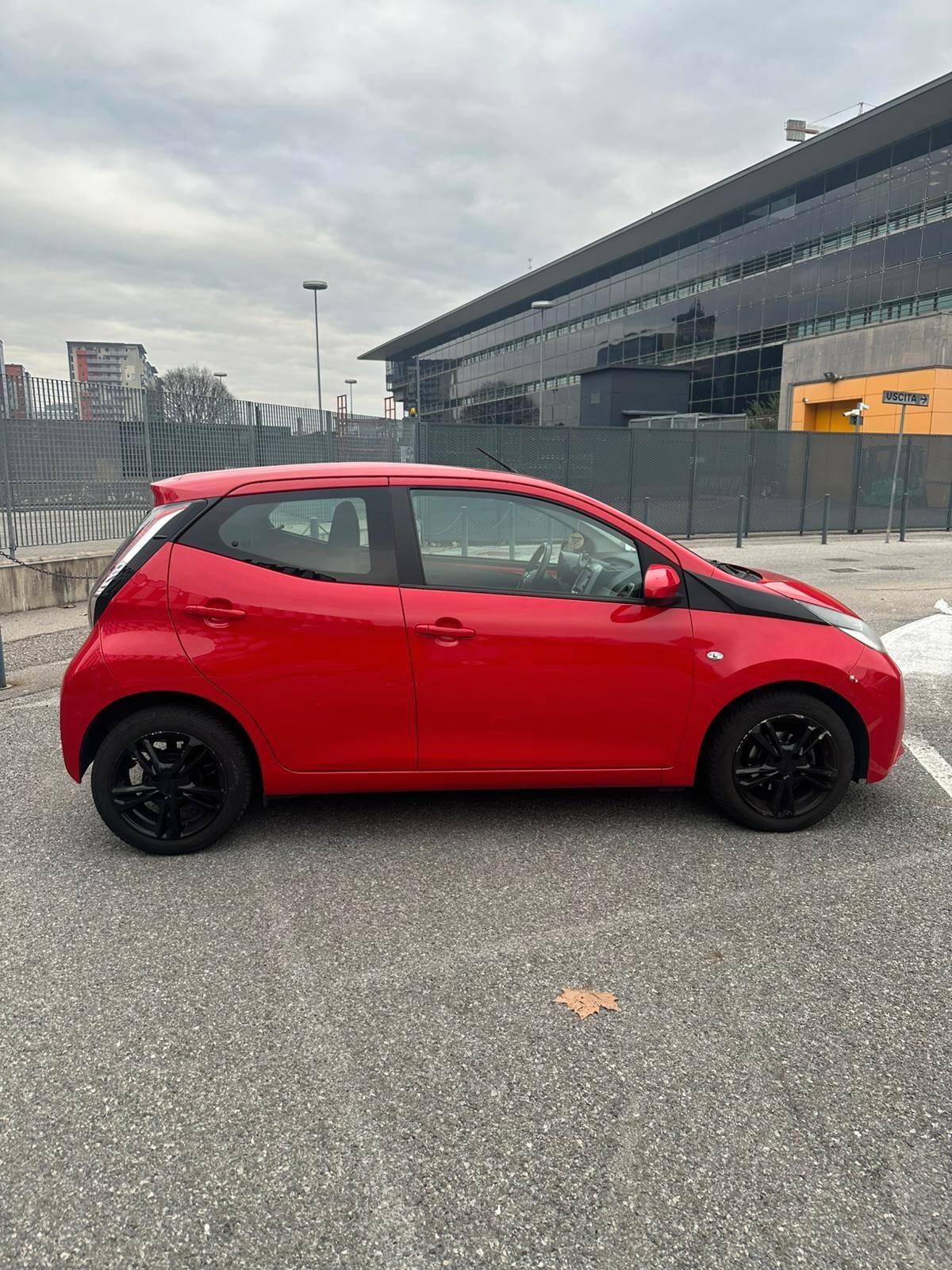 Toyota Aygo 1.0 VVT-i 69 CV 5 porte x-cite