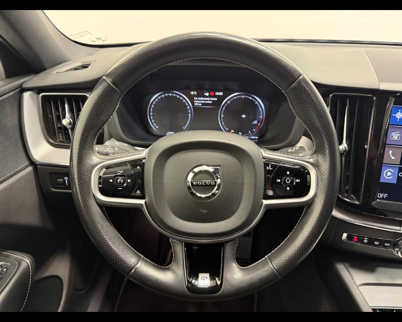 VOLVO XC60 D4 R DESIGN