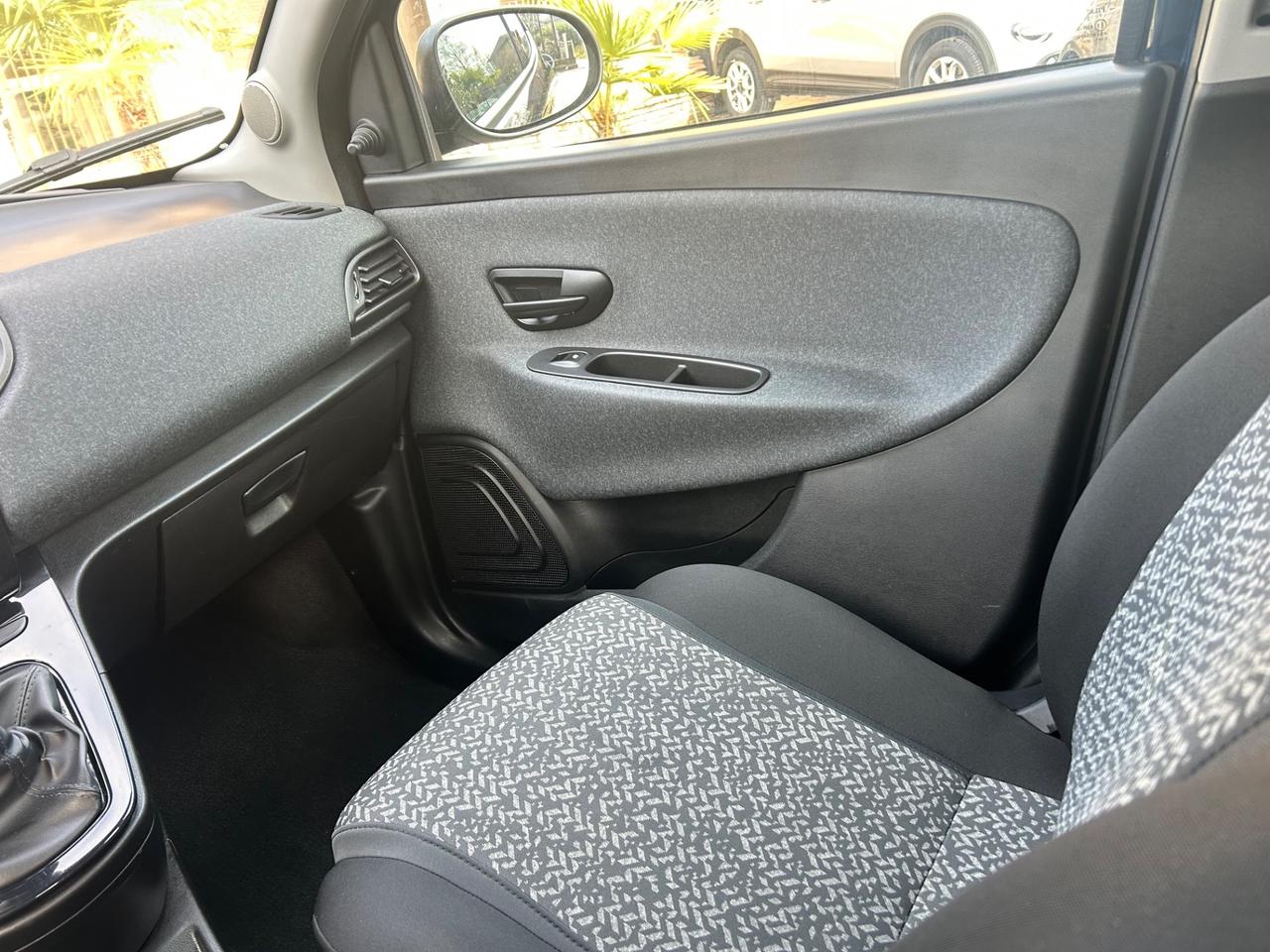 Lancia Ypsilon 1.0 Hybrid Ecochic