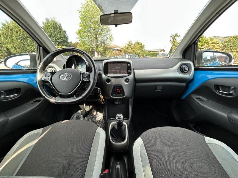 Toyota Aygo 1.0 VVT-i 69 CV 5p x-play NAVI + RETROCAMERA