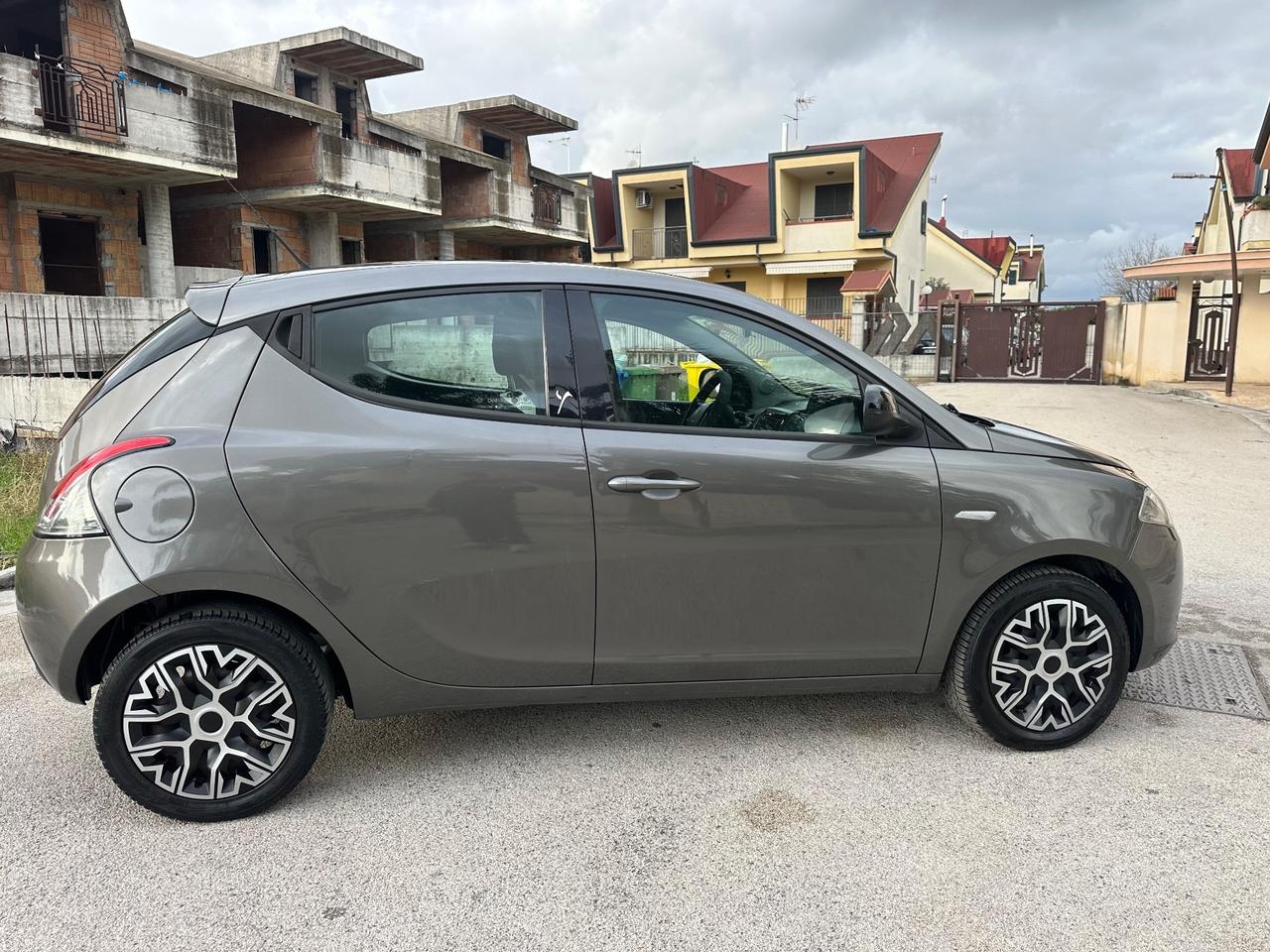Lancia Ypsilon 1.2 69 CV 5 porte Gold