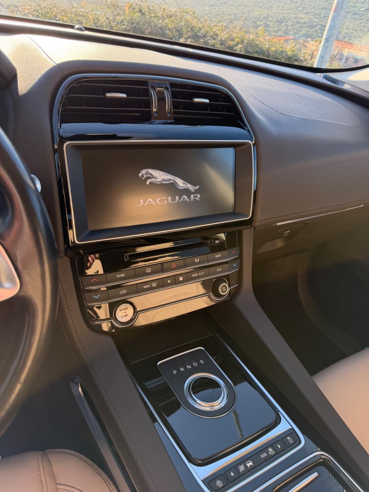 Jaguar F-Pace 2.0 D 180 CV AWD aut. Chequered Flag