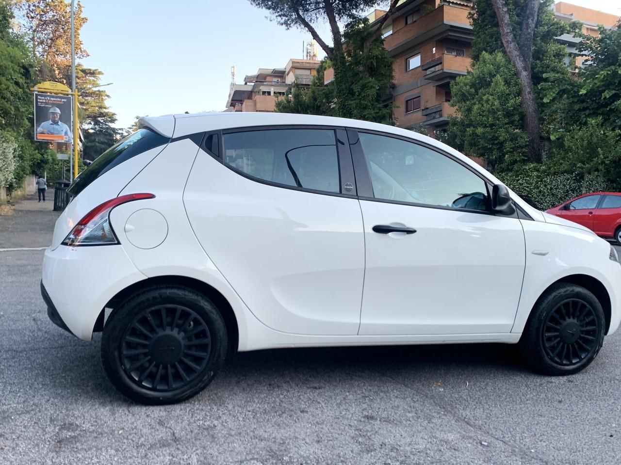 Lancia Ypsilon 1.0 HIBRIDA 2021 KM23980
