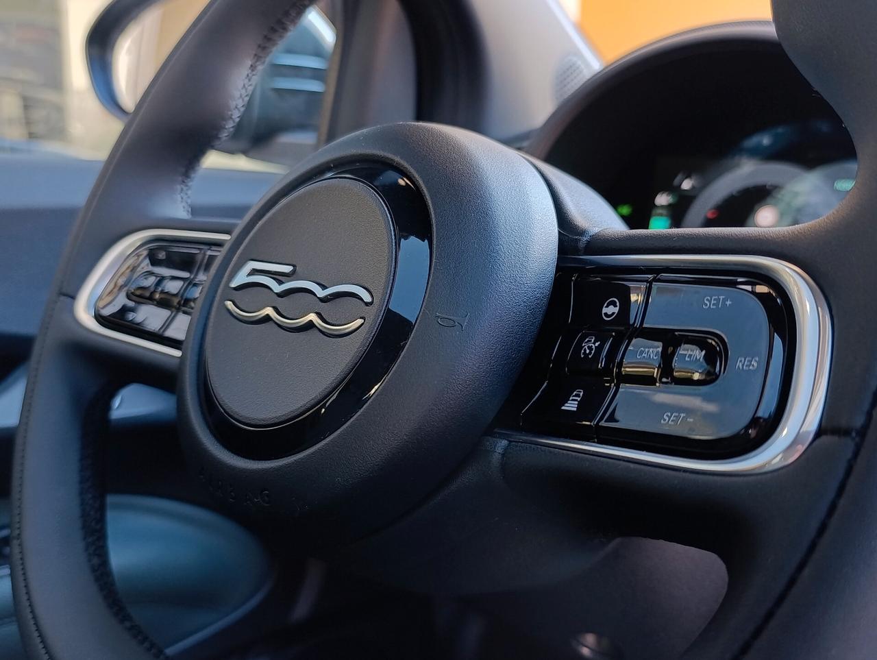 Fiat 500e Giorgio Armani 42 kWh (118cv) praticamente nuova