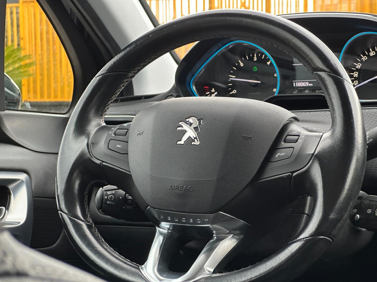 PEUGEOT 2008 1.6 BlueHDi 100 Allure