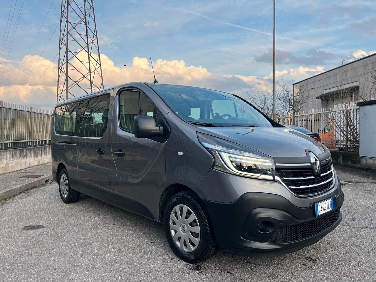 RENAULT TRAFIC 9P LUNGO CAMBIO AUTOMATICO DOPPIA PORTA