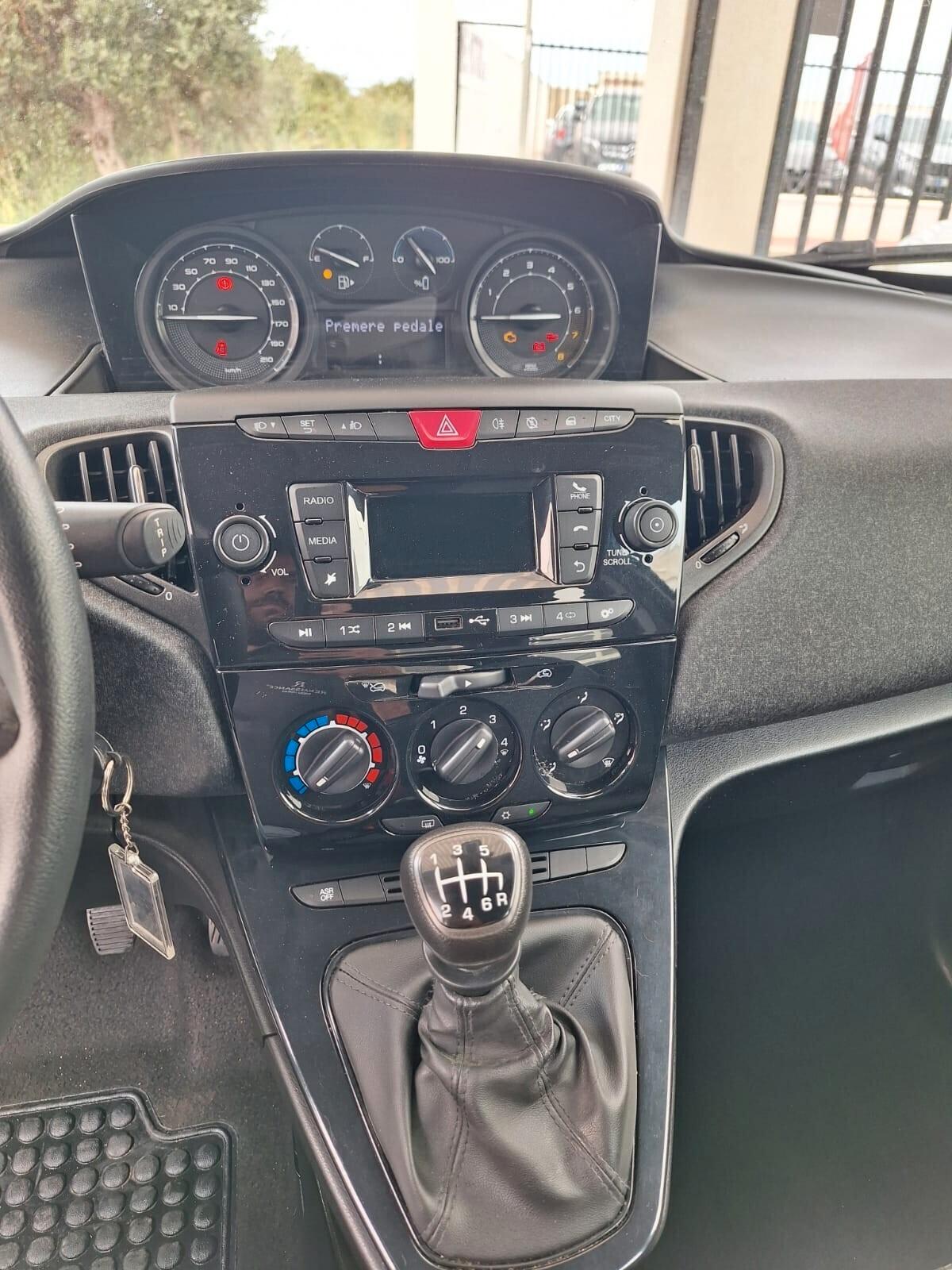 Lancia Ypsilon 1.0 FireFly S&S Hybrid Silver 2023