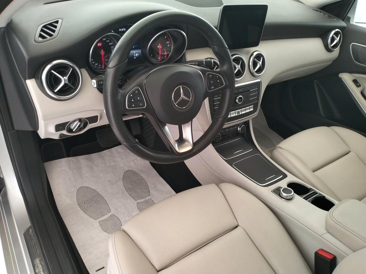 Mercedes-Benz A 200d Premium auto