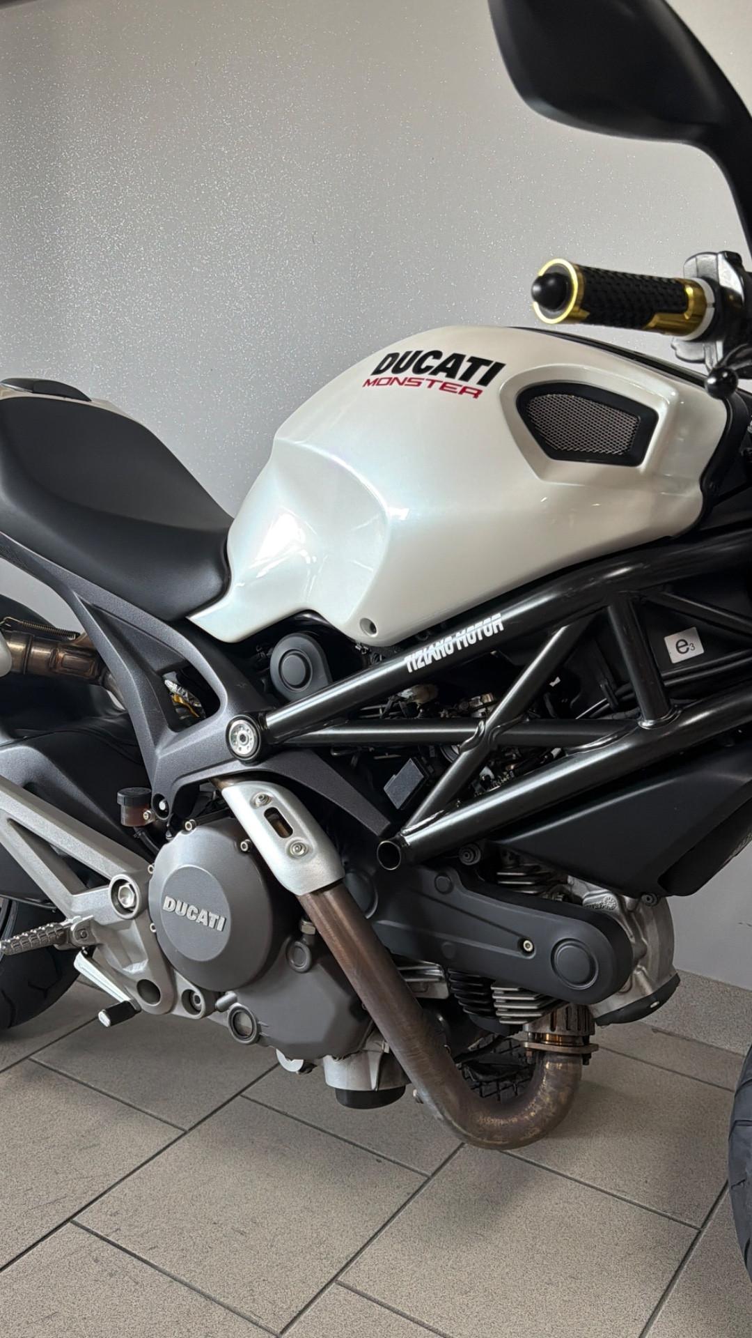 Ducati Monster 696