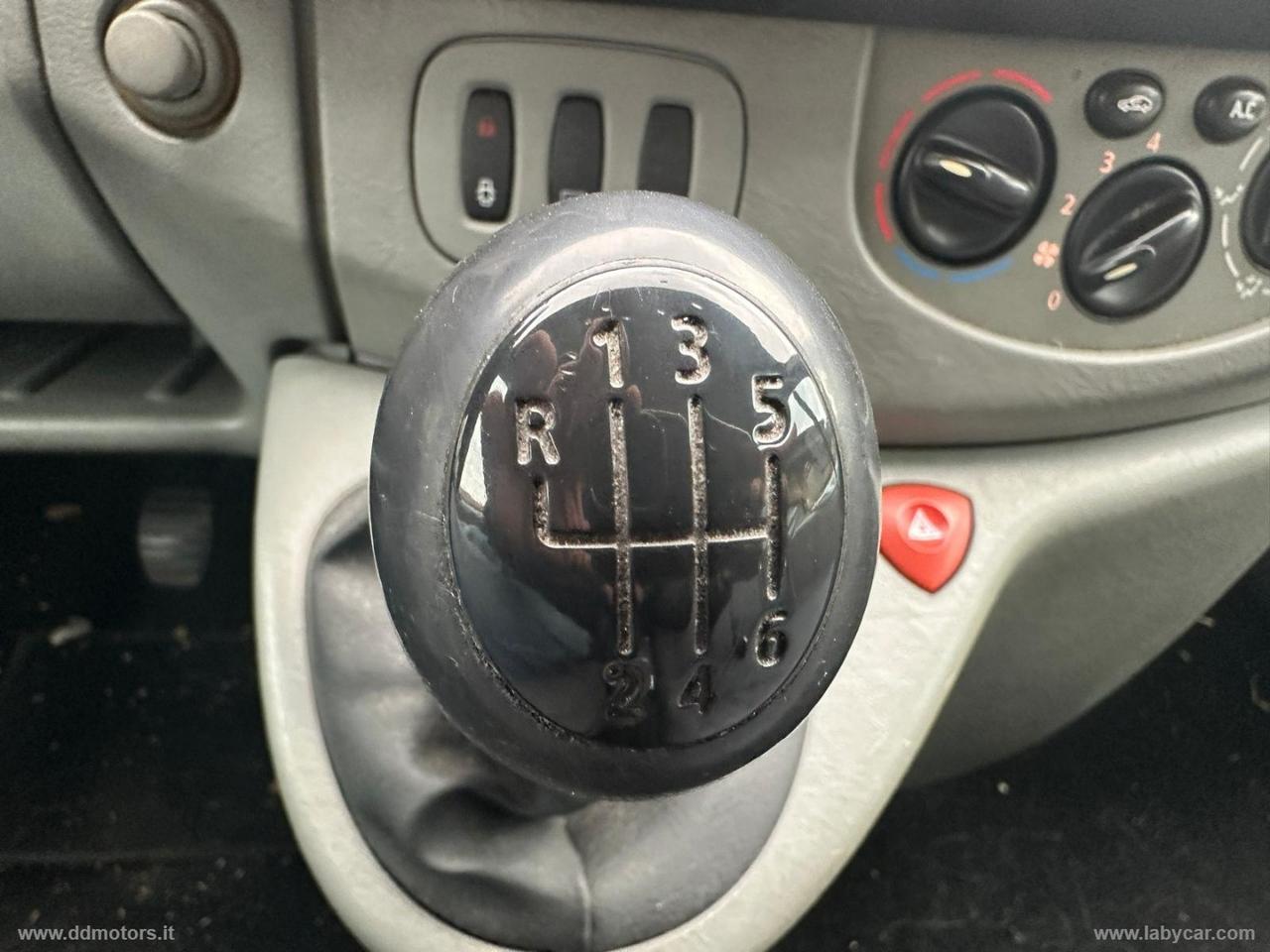 Trafic T27 1.9dCi/100PC-TN Combi Confort