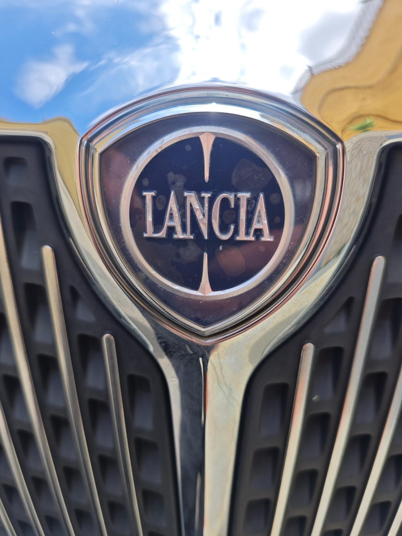Lancia Ypsilon 1.3 MJT 75 CV Versus