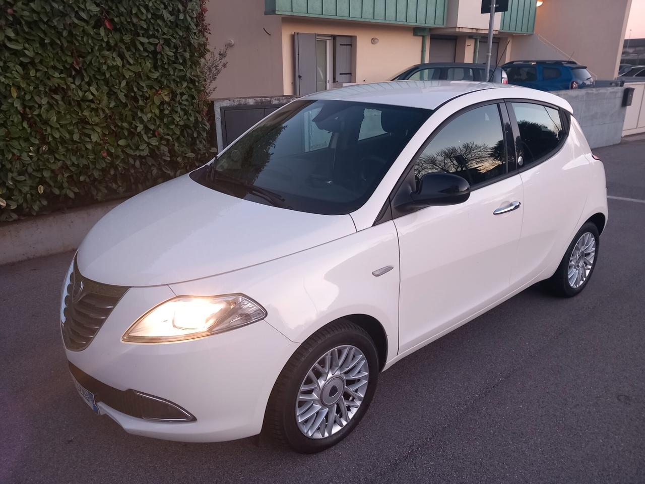 Lancia Ypsilon 1.2 69 CV 5 porte GPL Ecochic Gold neopatentati a e 169 mese