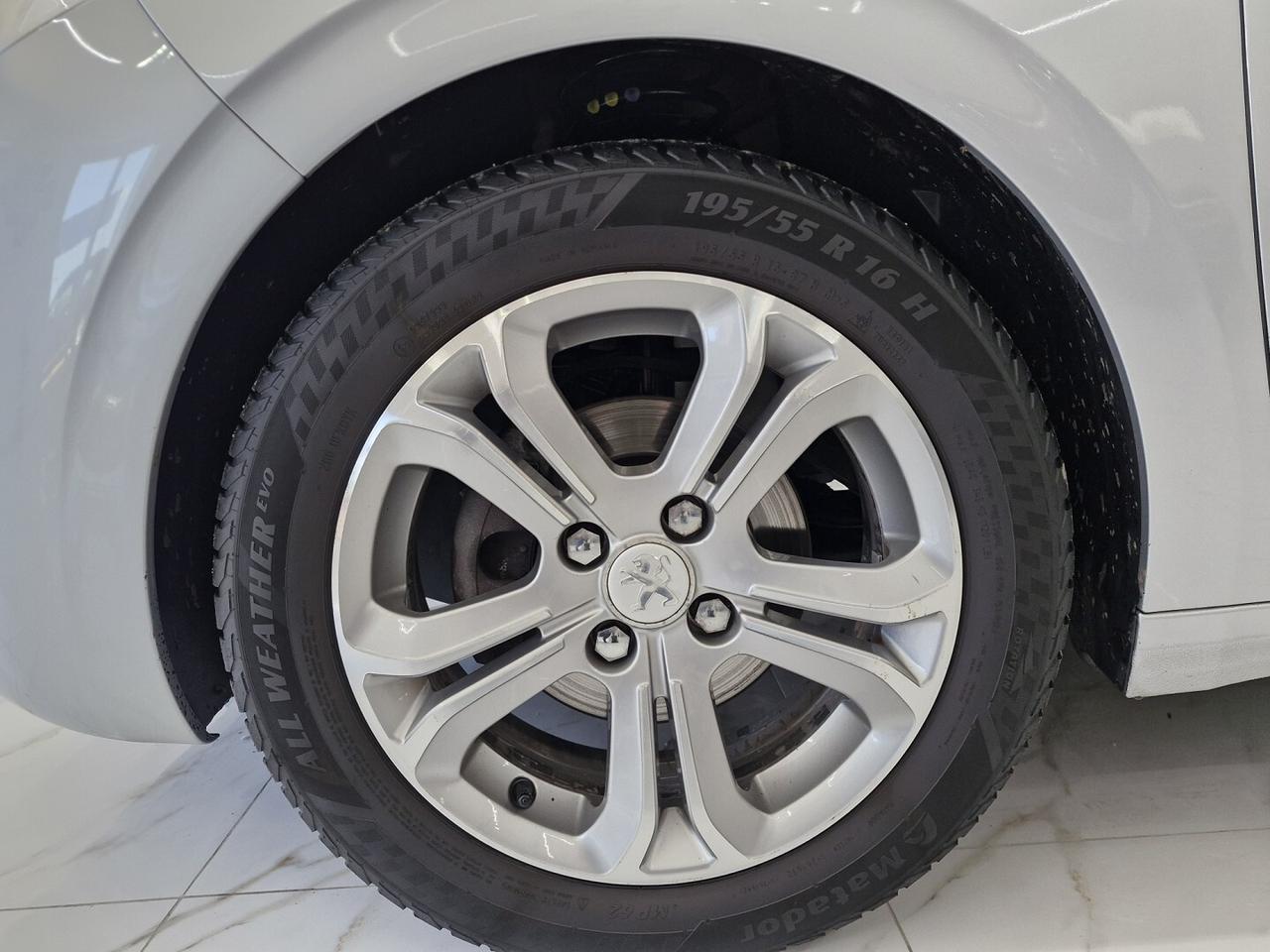 PEUGEOT 208 1.4 HDi 68CV ALLURE